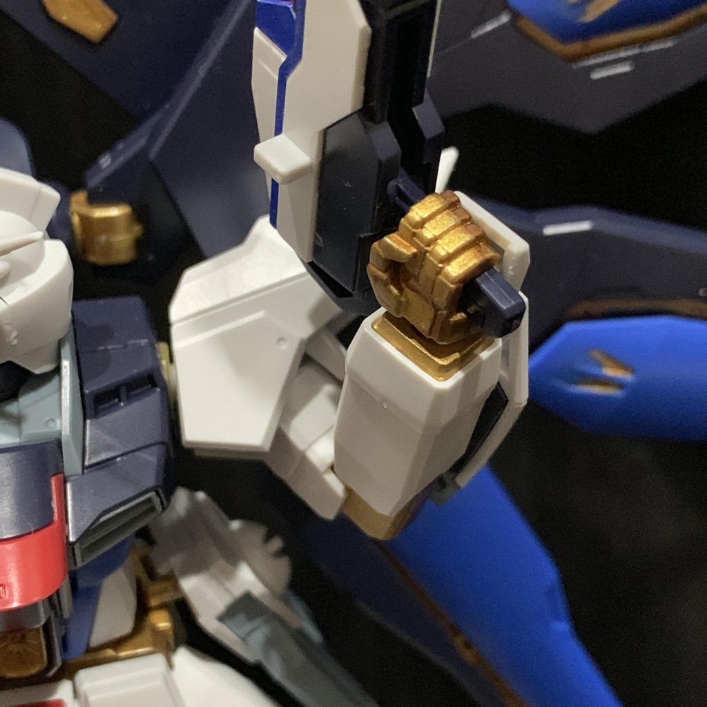 各所ゴールドパーツを部分塗装しました。