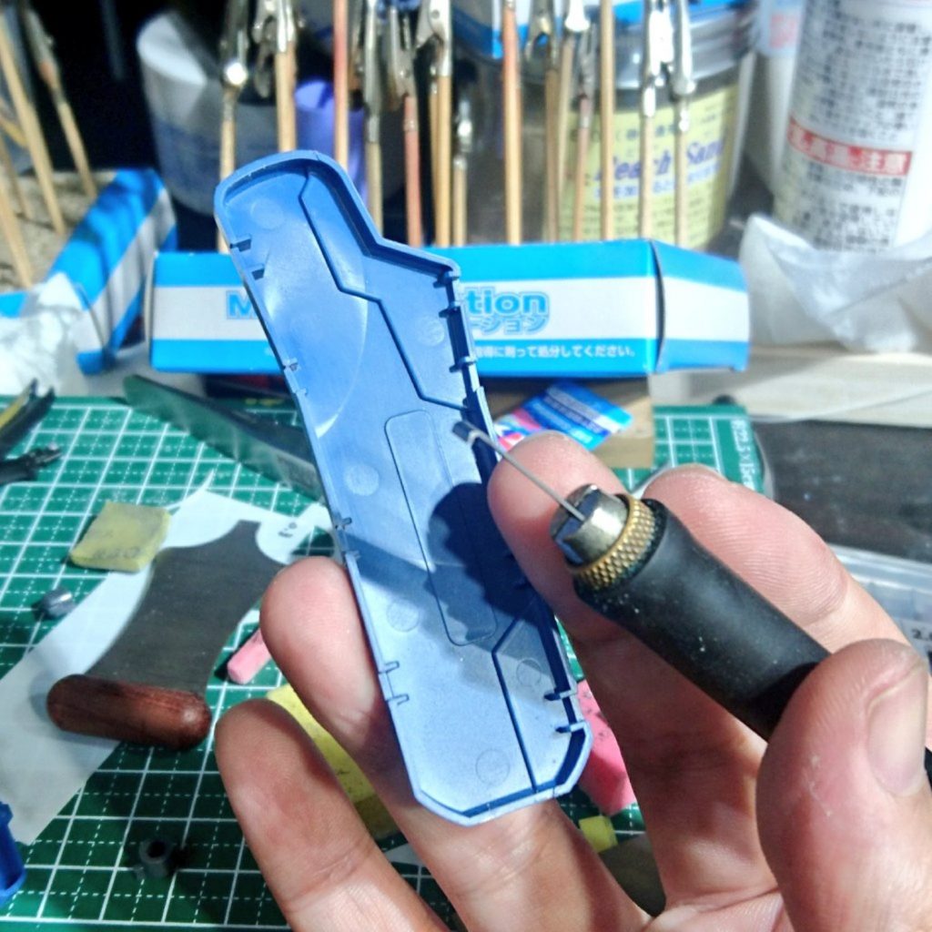 ## 水密ケース内の押しピン跡消し
ケース内の押しピン跡を消していきます。
今回初めて使用した オルファのひきかき刃 はいい物でした!