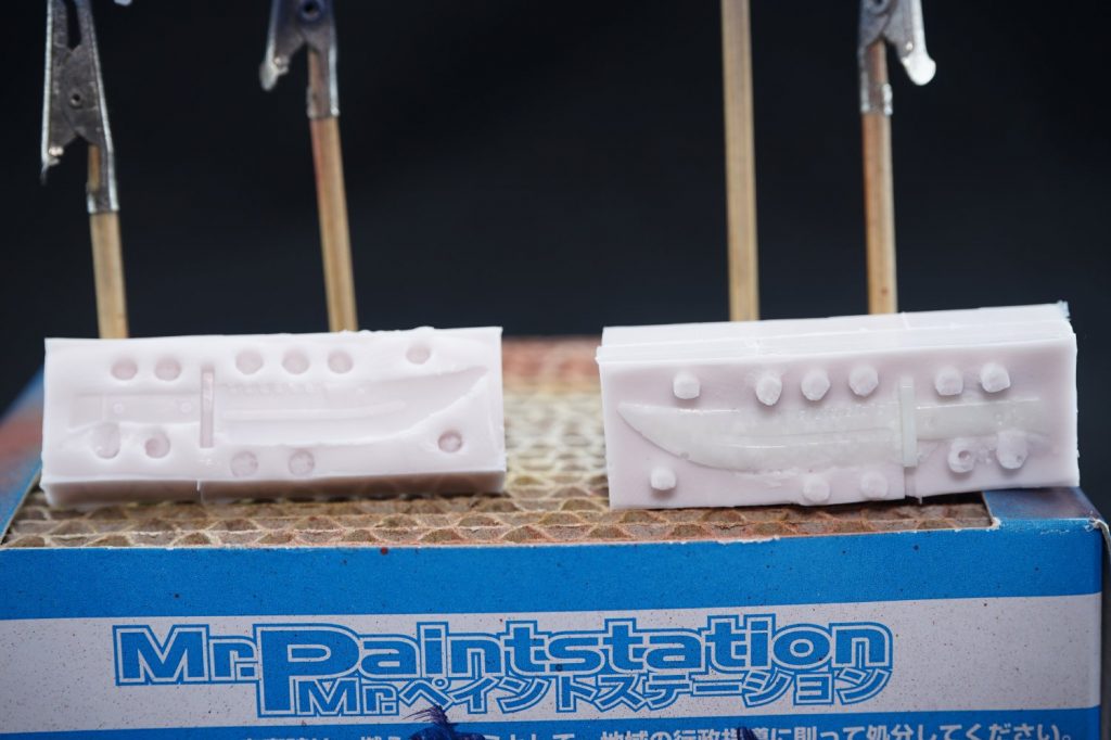 ## ナイフの複製
ナイフを紛失していたので複製しました。
ズボラしてタイヤキ型にしたせいで3-4回リトライしても満足いくものが出来なかったのでおゆまる複製法に逃げました。
なお、全塗装&撮影が完了した後に紛失したナイフを発見しました…