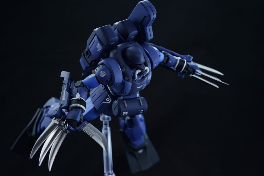 ## アイアンネイル(水中)
水中でアクアジムを屠ったアイアンネイル!
ヒートナイフと併用する事でジオン水泳部の魂であるクロー装備っぽくなります。
この写真撮れただけで「爪の肉抜き穴埋めて良かった…」と救われた気持ちになりますね♪