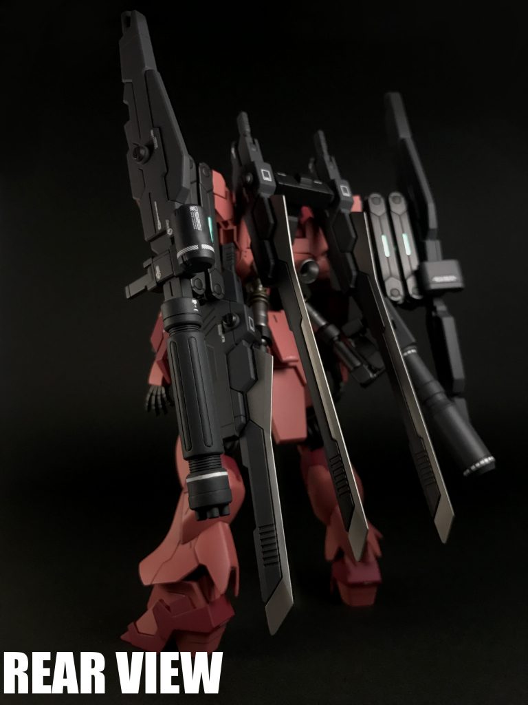 バックパックは紅ウェポンとHGBCシリーズのアーム等を使用しています。リアヘヴィに見えますがしっかり自立し、武装同士の可動の干渉もありません。