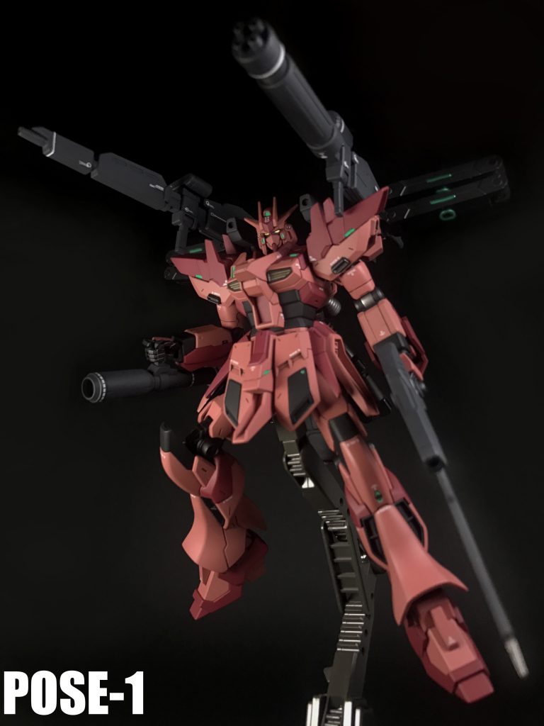 アームはフレキシブルに可動し、アーム接続状態での武器保持が可能です。