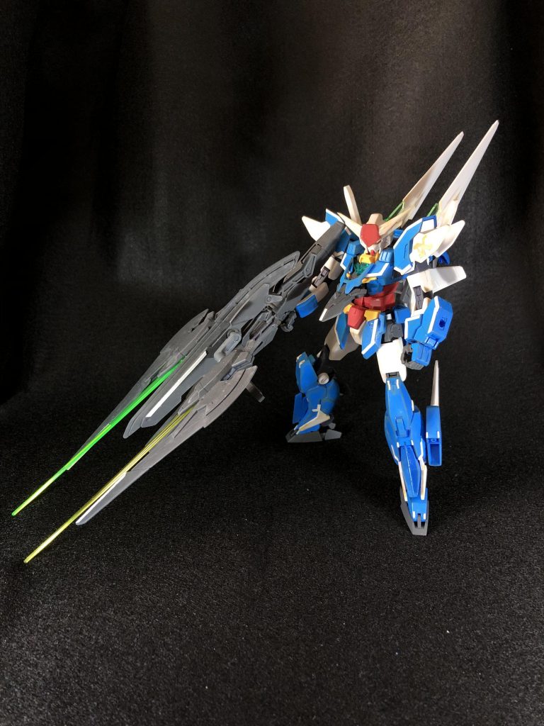 必殺技「プラネットバスター」状態です
ビームバズーカにスラッシュブレイド、ヒートレヴソードを一体化した超火力モード
名前の通り小惑星ぐらいなら一撃で破壊するほどの威力を持ちます
ビームバズーカから赤い刀身を出して「トライブレイド」でもよかったのですが、ヒロトは接近戦より射撃のほうが上手いと思うので遠距離系の必殺技を想定しました
ナインエッジなのに、あえて必殺技は遠距離というギャップで相手の予想を裏切るものとなっています