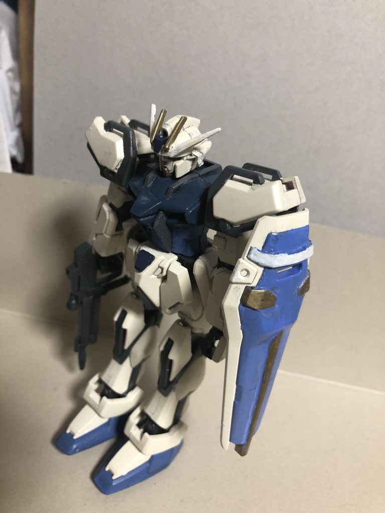 この度、初投稿と初塗装、ミキシングしました。様々な部分がめちゃくちゃでお見苦しい程下手な物ですが見て頂きたいなと思います。
まずストライクの塗装について説明致します。
胴体上部、額のセンサー、前ガードの真ん中の部分はガイアノーツから出てるエヴァダークブルーを使って塗装しディアクティブモードのカラーを再現しました。
次に胴体下部、シールド、足はガイアノーツさんの絶版カラーの風蒼色を使いました。色々試してダークブルーとのカラーのギャップを出す為に考えて居たらこの色がハマりました。
3つ目のベースカラーは元々ルージュベースで赤混じりのホワイトでしたのでノーツフレッシュホワイトに塗装しました。
4つ目は肩と首周り、胴体上下部の繋ぐラインはマスキングテープを貼りガンメタのラッカーで塗装しました。
5つ目は目、顔真ん中の2本角、シールドの縦ラインや横2つの飾りはゴールドで塗りました。