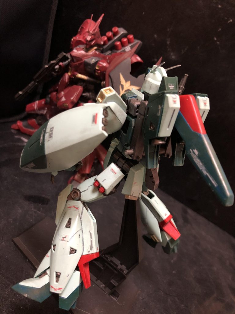 シャア「なんだと?では、まず今原料としている石油の使用を止め、太陽光発電に切り替える!そして二酸化炭素排出量を減らす!そして地球に住む人々を宇宙に移住させ、計画森林区域を大幅に増やし、地球上の二酸化炭素を酸素に変える!」アムロ「エコだよ、それは!」
シャア「今地球温暖化が進みすぎだから、地球は暑い!ならば地球の女性には比較的、露出の高い衣服で、そうだな、ビキニ水着で過ごして貰う!」アムロ「エロだよ、それは!」
シャア「南極のアダムに使徒を接触させ、セカンドインパクトを起こして、人類をL.C.Lに還元して人工を減らし、二酸化炭素排出量を抑えるのだ!」アムロ「エヴァだよ、それは!」
シャア「ええい!話が進まん!私にどうしろと言うのだ、アムロ!あ、あとアレだ!地球に住む者は自分達のことしか考えていない!だから抹殺すると宣言した!」アムロ「人が人に罰を与えるなどと!」「私、シャア・アズナブルが粛正しようというのだ、アムロ!」アムロ「エゴだよそれは!」
シャア「そうだ、その台詞だ、アムロ君!それでこそ我がライバルだ。地球がもたんときが来ているのだ!」