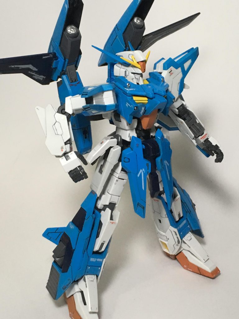 変形はできなくなってしまったものの、RGとのミキシングで得られたギミック、指の稼働とビームサーベル抜刀。