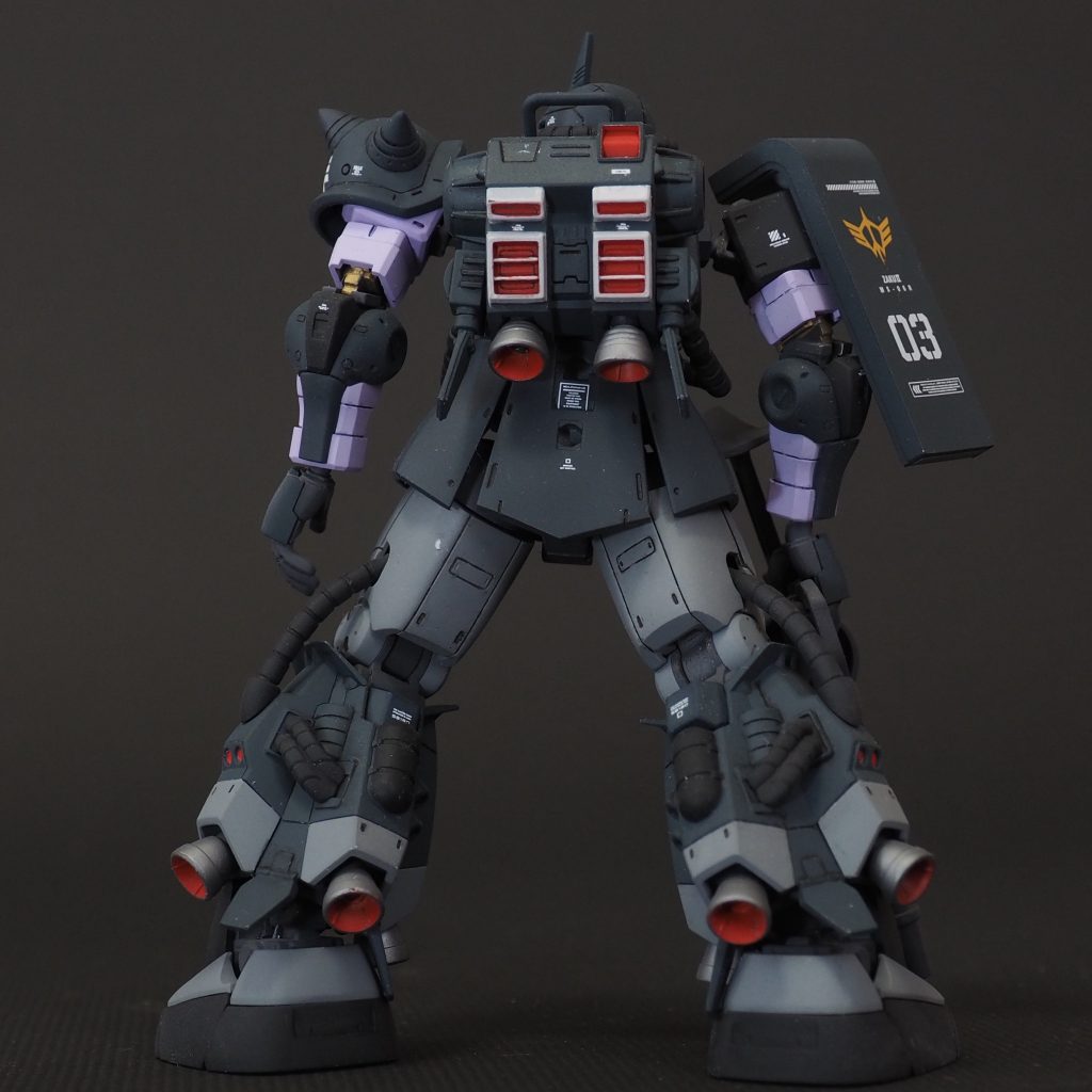 やはり、新規三連星マーキングより突撃機動大隊のマーキングの方が似合うと思います。