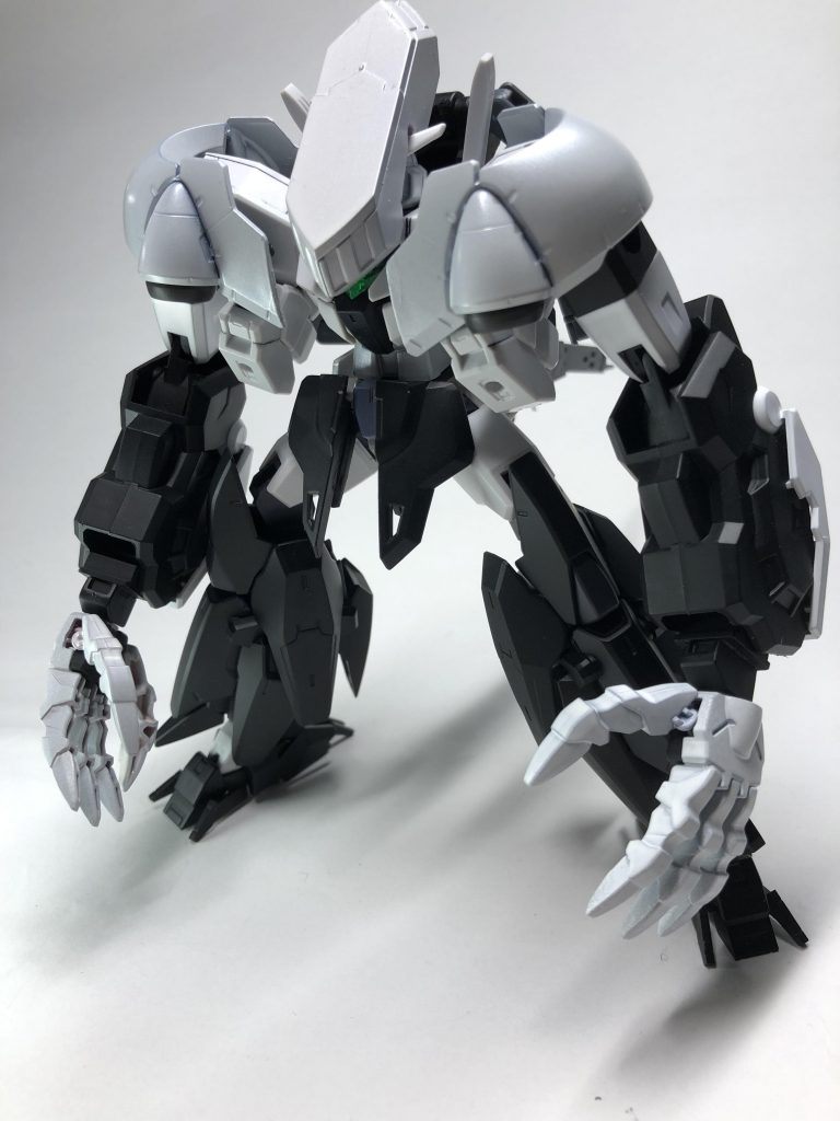 ガイストガンダム・ポゼッション
スピリットガンダムとホーンテッドアーマーが合体した形態だがホーンテッドアーマーの要素が前面に押し出されている
武器はその巨大な腕と掌のビームサーベルのみである