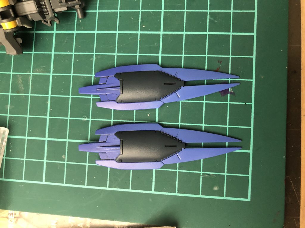 前の方のダクトは開口して内側にプラ板で洗濯板ディテール、後ろの2カ所の排気口のような場所も削って洗濯板ディテールに置き換え、グラデーション風に塗装しました。