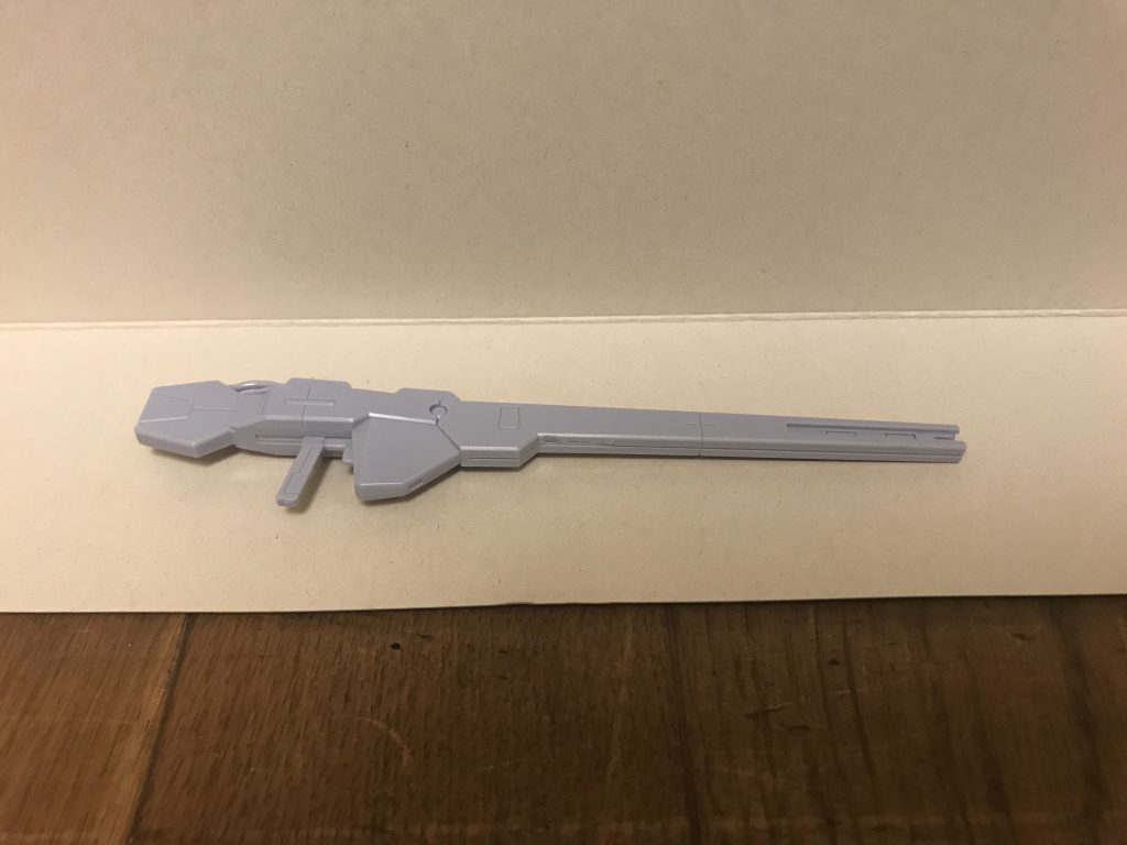 ジャッジメントライフル銃身が長く、本機の全高を超えるサイズの大型ライフル。後述するジャッジメントソードにも変形する。広範囲への拡散発射に特化したビームライフルと、遠距離からの精密射撃に特化したレールガンの2種類を切り替えて発射する事が可能。どちらも、PS装甲やナノラミネートアーマーを一撃で粉砕する威力を有している。また、ライフル自体に、超高出力ジェネレーターを内蔵している為、少ない電力消費のまま、高火力と破壊力を実現する事に成功している。