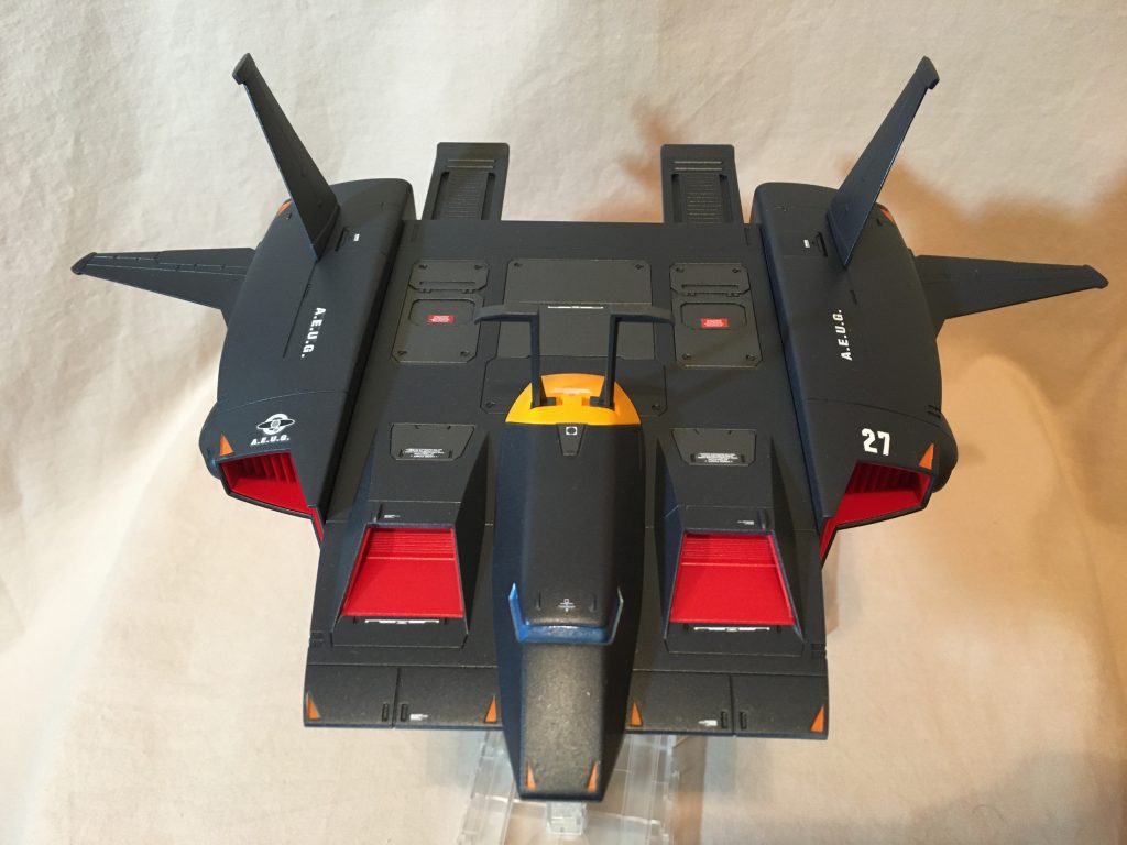 塗装はクレオスのプロスプレーで、パネルの色分けやデカールを貼ってみました。