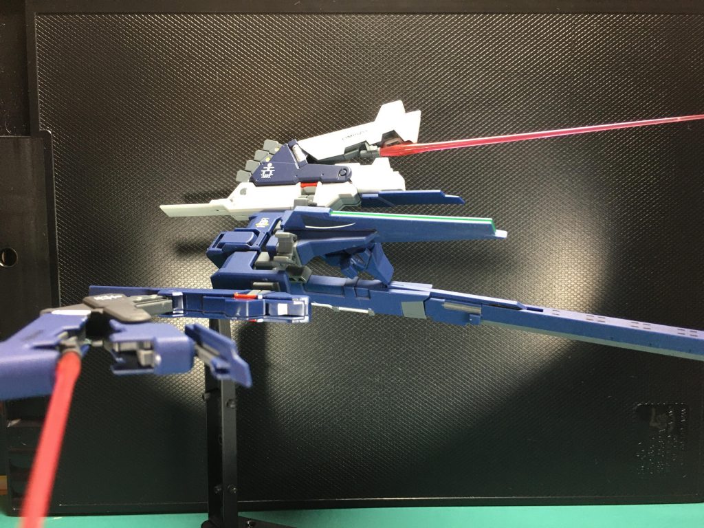 こちらはGベース。左右をクロー・アームユニットにした攻撃重視の姿です。ヘイズル・ラー(第2形態)では腰に合体します。