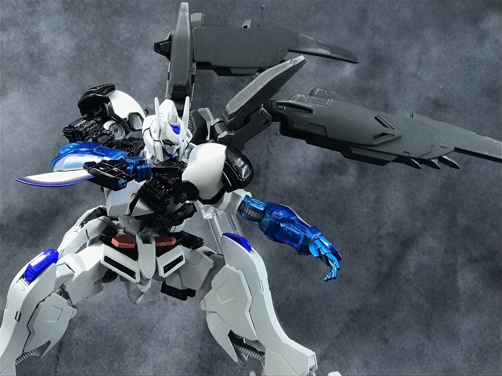 武装はナイフ「エターナルエッジ」のみ。
まぁバエルの武器も、決して折れない!とか設定を盛られた二刀のみですし。これ一本でなんとかなるんじゃないですかね(他人事)。