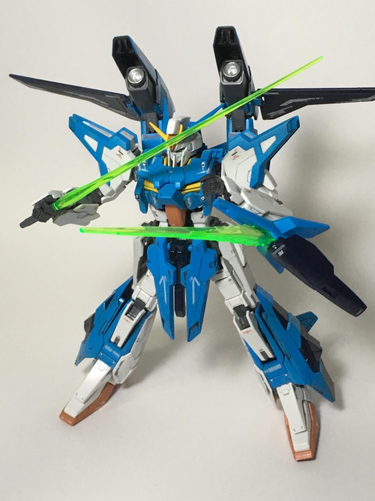 シールドのビームサーベルと合わせて二刀流。