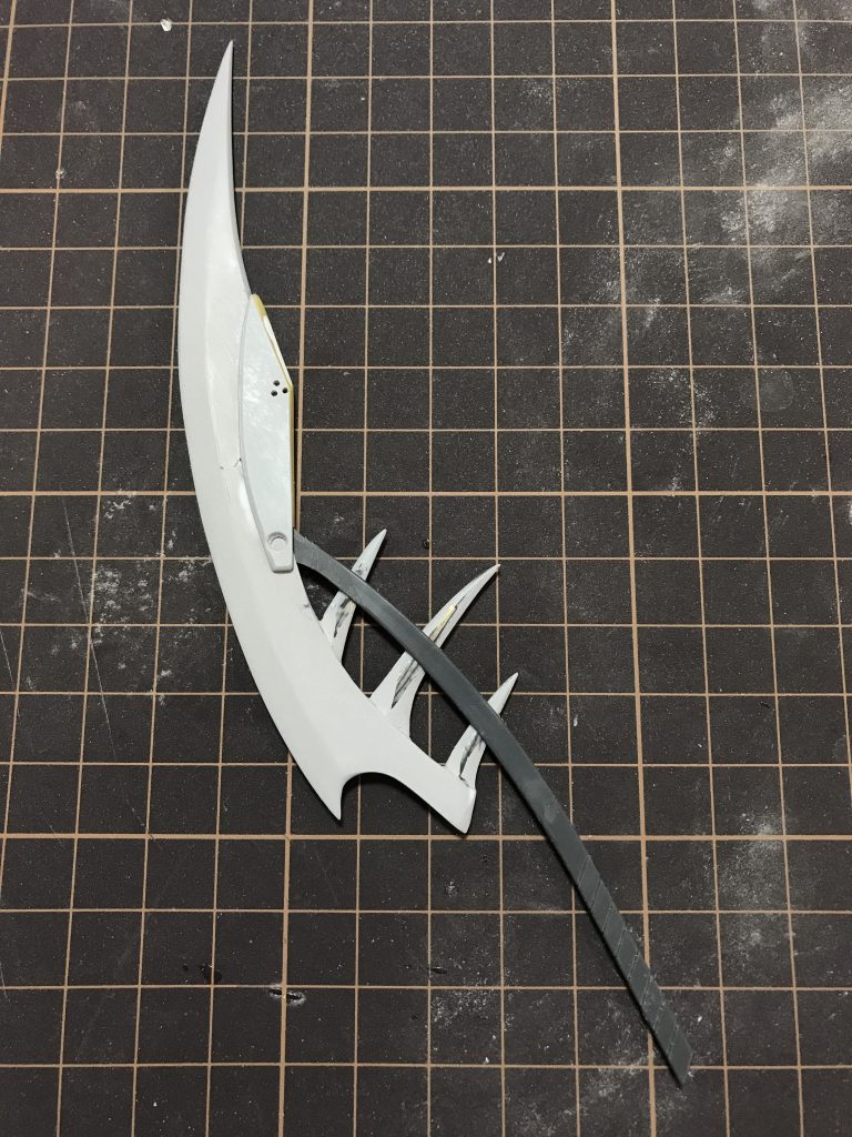 頑張ってスクラッチした大剣。
トゲトゲがね…落としたらすぐ折れてトゲナシトゲトゲになるんですよ…