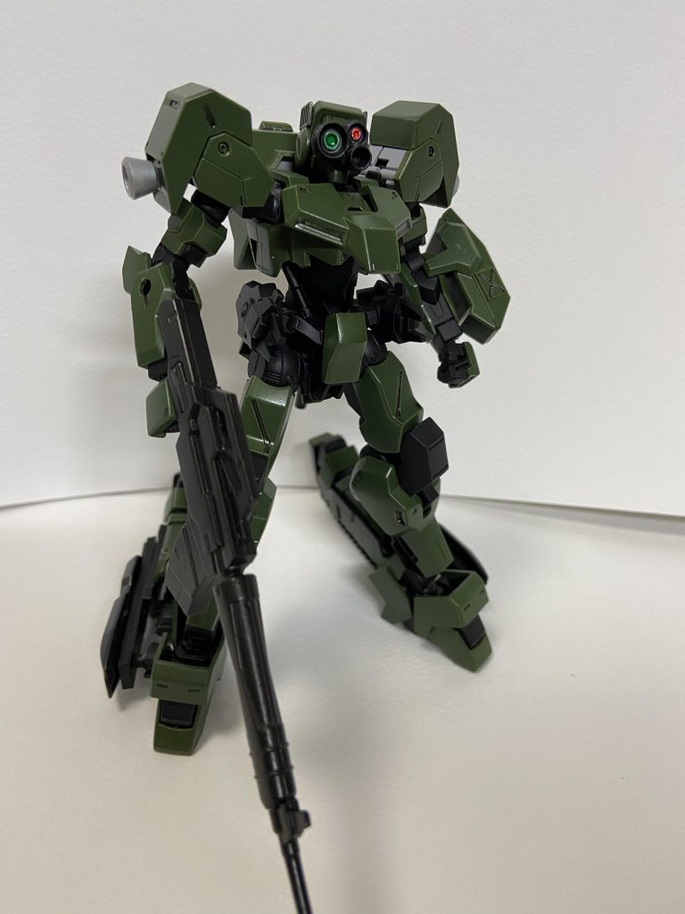 フロントビュー
主武装はアサルトライフル
武装はすべて実弾
中近距離での命中率に主眼が置かれている