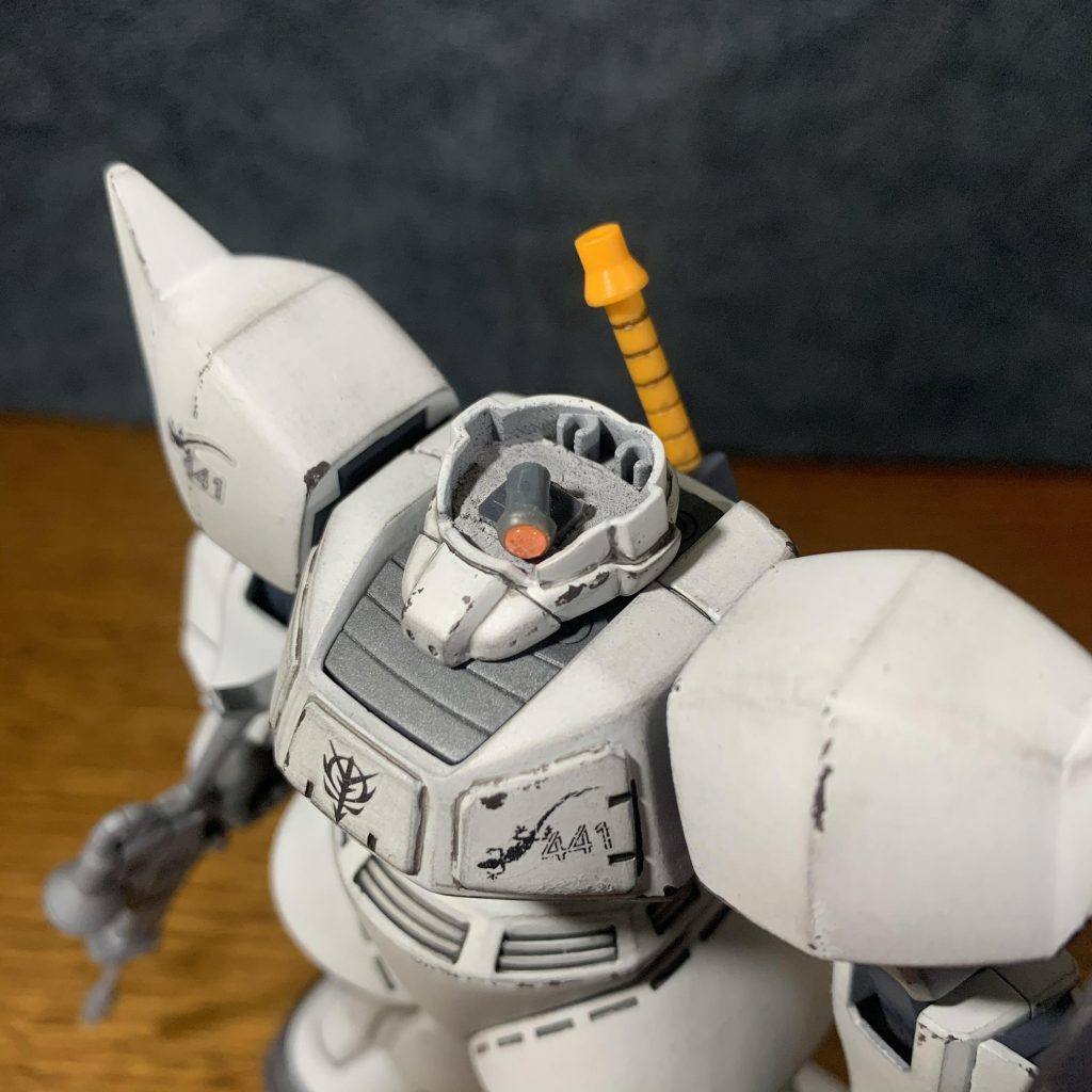 モノアイはキットのレールに穴開けてHアイズを埋め込もうかと思ったのですが、味気なかったのでゲートとポリキャップを使って左右に稼働するようにしました。
もっと内部ディテールとか入れようかと思いましたが、良いものが思いつかなかったので断念。