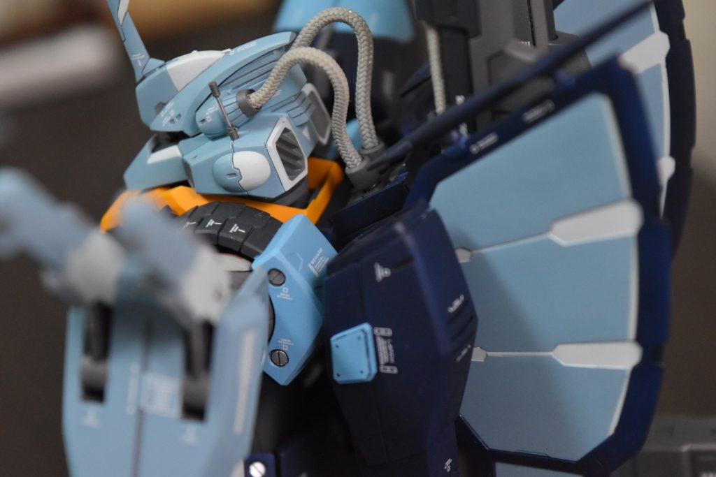 目立たないですが、肩の後ろに丸一モールド配置してます。