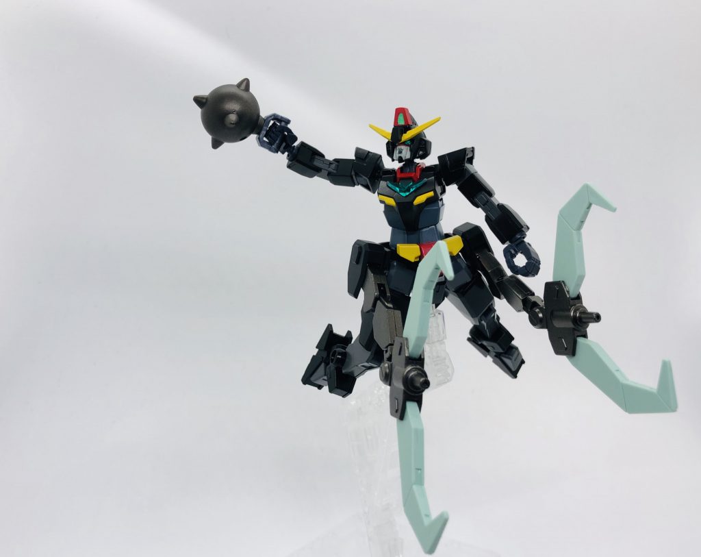 コアガンダムで破砕球を使ったポージング。クローも可動させ、全体的に動きを出しました。