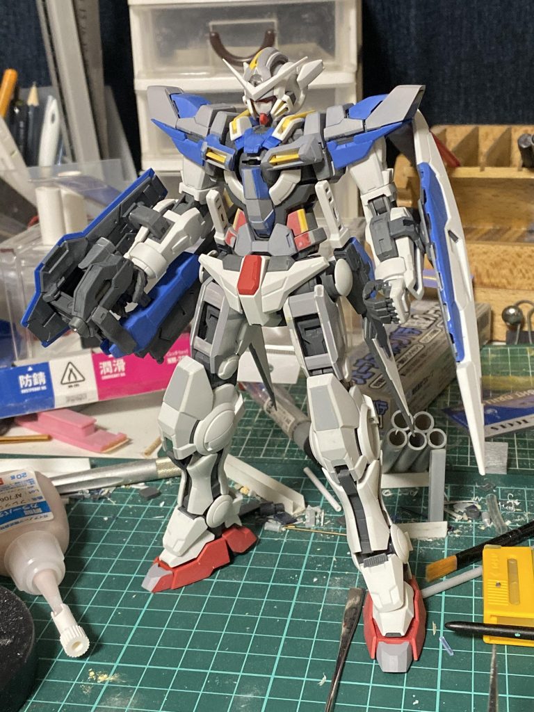 キット自体は非常に優秀だと思いますが、太腿の外装のケーブル部分が短い点、肩がイカリ肩な点が気になりましたので、そこを好みに修正し、ほかをそれに合わせて手を加えました。