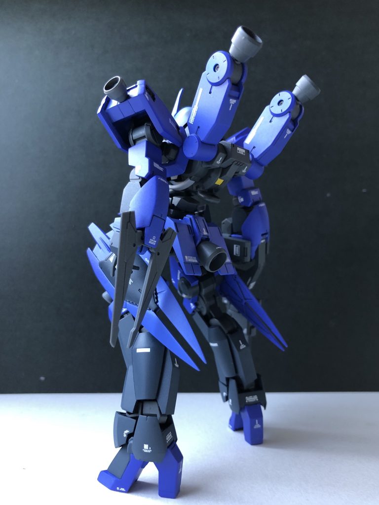 立ち姿が凛々しくなるように、胴体を3.6mm、太ももを2.4mmで計6mm延長しました。