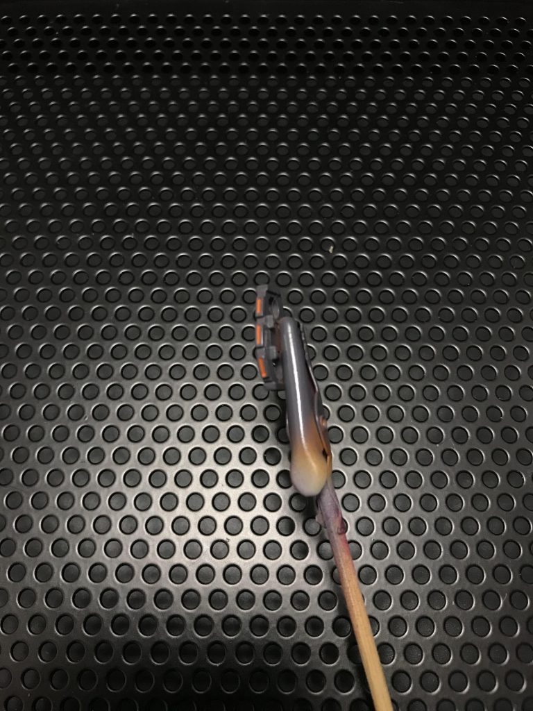 こちらもマスキングでの塗り分け。0.5mmにカットしたマスキングテープで塗り分けしています。