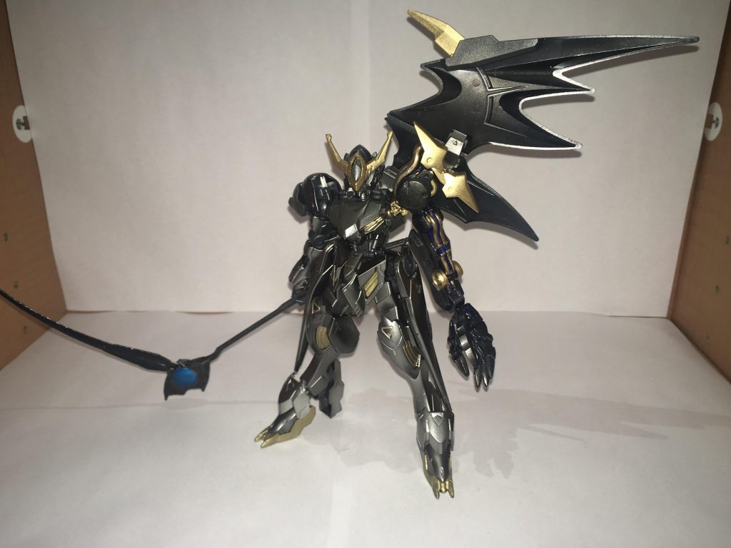 クロークの拘束を解除することで悪魔形態をとります。もともと悪魔とか言わないでください。ガンダムフレームはゴエティアの72柱なので魔導師→召喚された悪魔みたいな。鎌はなんか液体金属的なアレがエイハブリアクターの力でアレしてああなったものです。先ほどの特性と相まってとてもよく切れる。