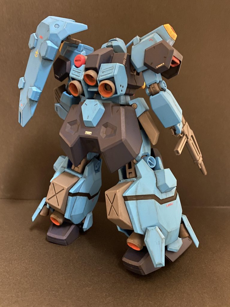 リアビュー。肩の内側だけ、ダクトを追加してディティールアップしてます。何もないとプラスチックの凸凹接続が丸見えなので