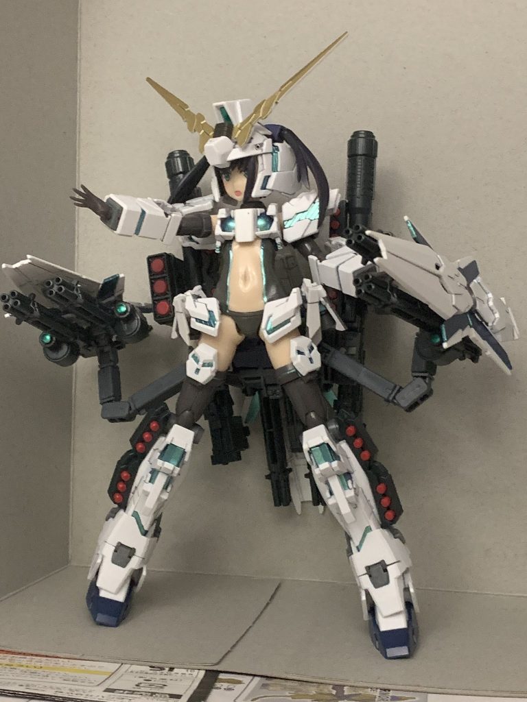 両サイドのシールドは可動アームで保持しているので艦◯れみたいな射撃ポーズも可能です