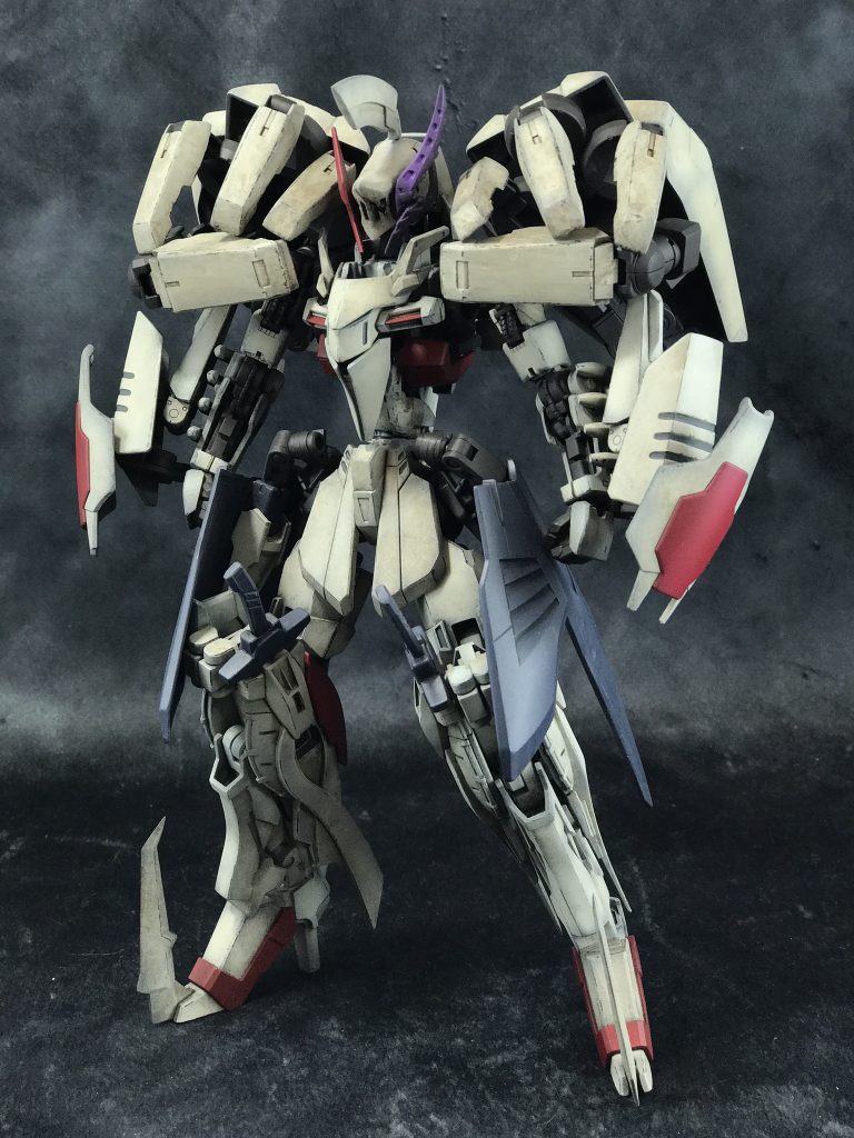 まず人型形態の全体像。狩人モードです。
以前からの改修点として、クッソ重くてグラついて扱いづらすぎた、玄人好みの巨大なバックパックと槍を排除して、かなーり結果にコミットしました。
ついでに、頭や腕や腰に小物も追加したりしています。