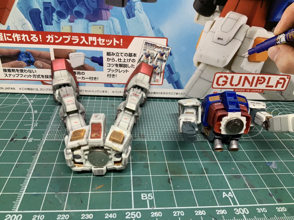 強力磁石を胴体の仕込み、爆破綿を挟んでいます