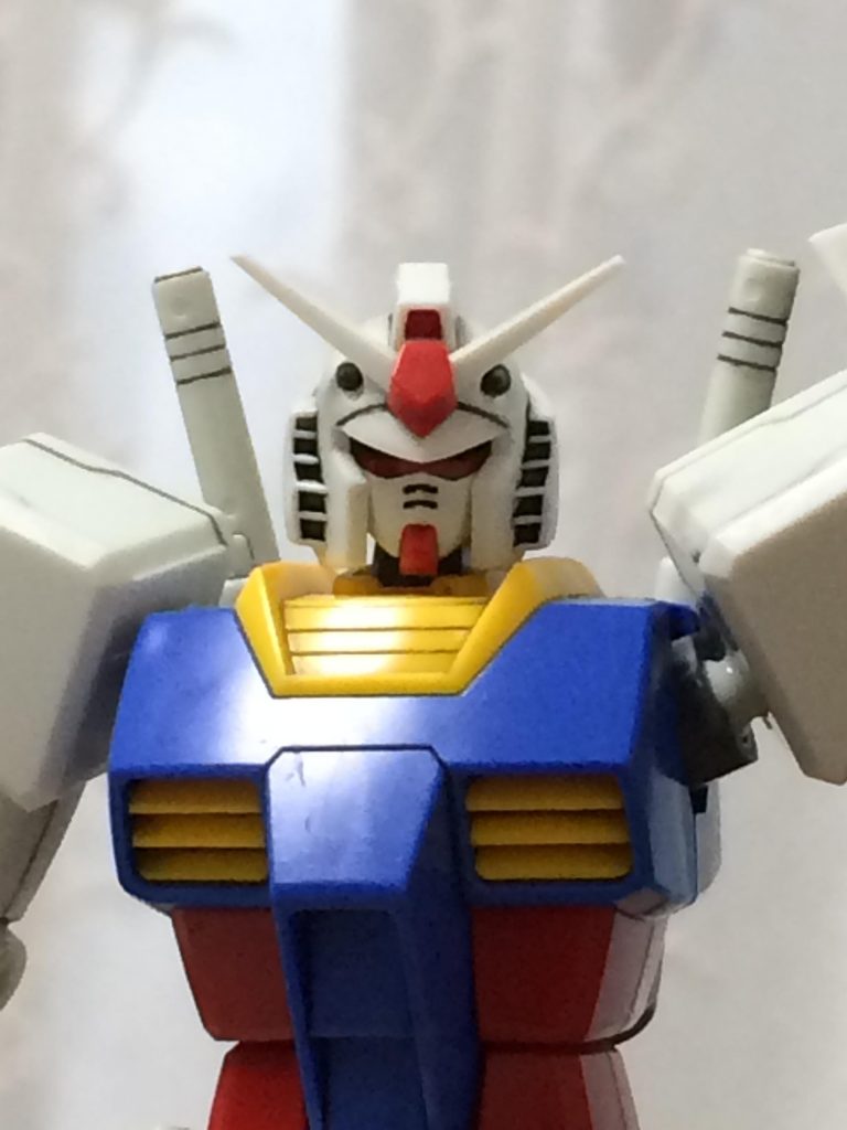 改造した顔(正確には頭部のひさし部分)です。少し悪顔に見える感じに改造しました。ひさし部分に0.2ミリのプラ板を積層して、形を整形しました。