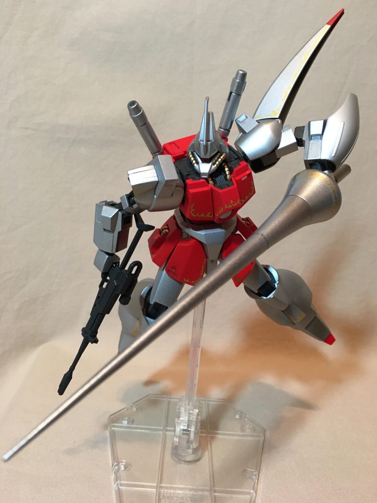 ガズ Lです。角度のついた持ち手があるのでランスを突くポーズがつけやすいですが、私のは少しポロリしやすく、要調整かもしれません。