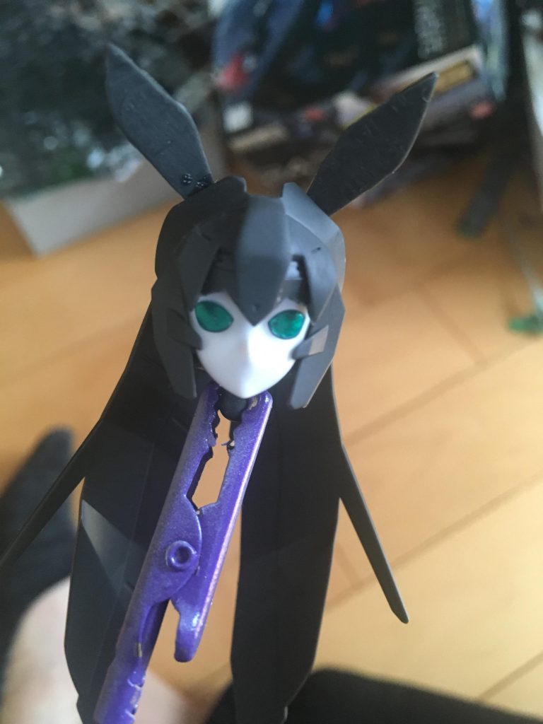 主にいじったのは頭だけです。うさ耳のほか前髪があまりにもぱっつん過ぎたので少し削り込んで平面感を無くしました前方への出っ張りも削ってます。写真忘れましたがボディのみメタルブラックで塗装してます。