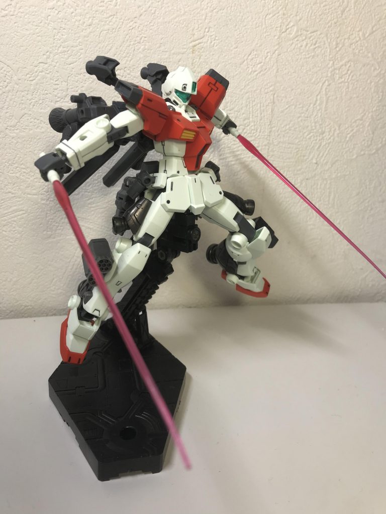 最後に腕部の追加装甲もパージし軽量化を行って、ビームサーベル二刀流によって敵を切り捨てまくります。また適時右足に装備された二連装マイクロミサイルランチャーを使用して敵機を牽制したり武器破壊や撃墜を狙ったりします(そこまで威力ないので当たりどころがよければ撃退できるかなぁという感覚)