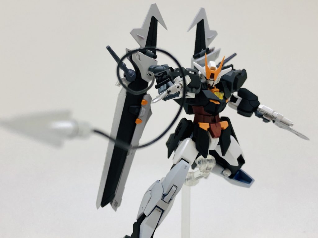 アンカーは掌ではなく腕部装甲から射出するようにしたので武器を持ったまま使用可能です。