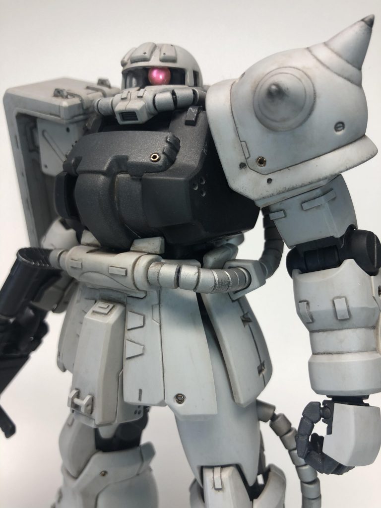 モノアイはHアイズ。裏面をマーカーでシルバーに塗ってます。