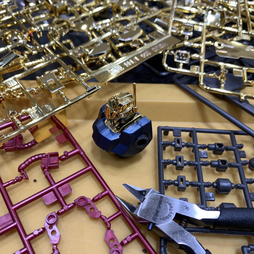 キンキラメッキのパーツが目立ちます。