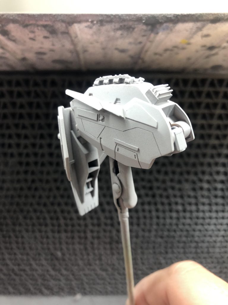 サフ状態の肩。
パーツ切り貼りやモールド追加こそしてますが、わりとあっさりしてます。