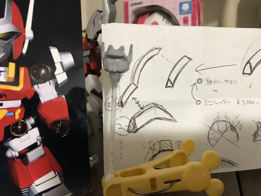 造形に詳しい身内に相談して、頭の設計図を書いてもらいました!
どうやらメインカメラをつけたままパテを盛っていたので、頭が縦長になっていたようです(笑)