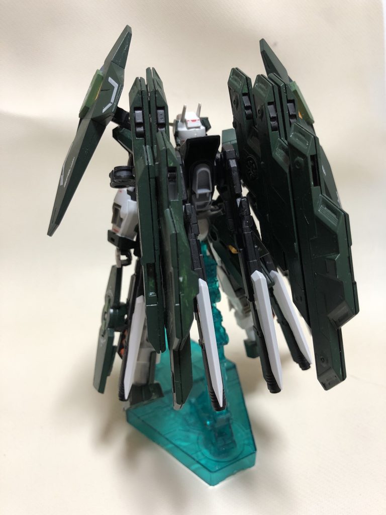 後ろ。
背中の板はムーンガンダムのプレートを緑に塗装してシールドビットとしました。