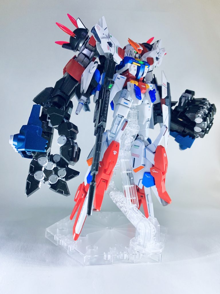 トップ画像の文字無し。
このカットが一番気に入ってます♪
今回は色分けも結構細かく分けてみました。
当初は胸部もミキシングしてゴツくしようかと考えていましたが、色分けだけでオリジナルとの差別化が出来たので色分けのみで仕上げました。
わかり難いかもですが、脚部前面にはバーニアをこっそり着けていますw