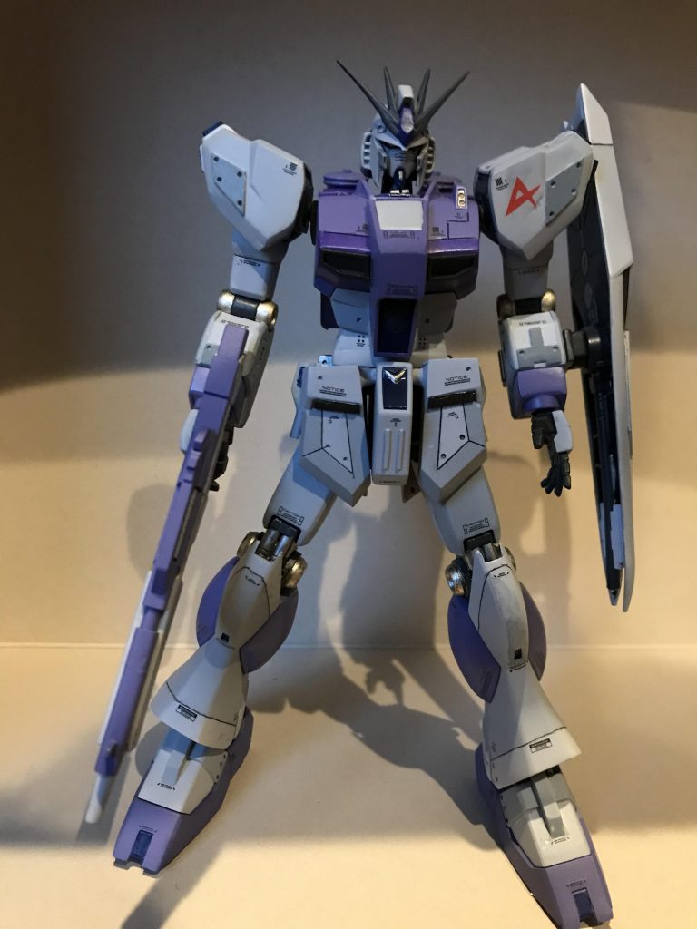 磁石で装甲を取り付けているのでhwsにも素の状態にも変えられます。
カラーリングはG-3ガンダムを意識しましたがHi-νガンダムにしか見えない・・・