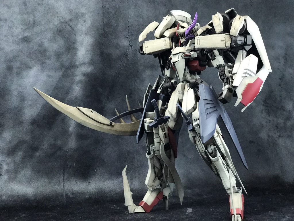 お役御免にした槍の代わりに、頑張ってスクラッチした大剣を採用。
ミキシングで楽に済ませたかったのですが、こういう巨大な曲刀はガンプラ界には珍しく。不本意ながら今回はじめての武器スクラッチに手を染めるハメになりました。
というか結構デカい剣なはずなのに、本体もデカいから全然大剣に見えない…