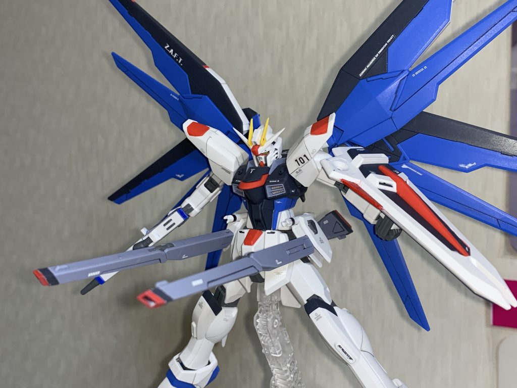 レールガンの赤、サーベルマウント基部の黒は部分塗装してあります。