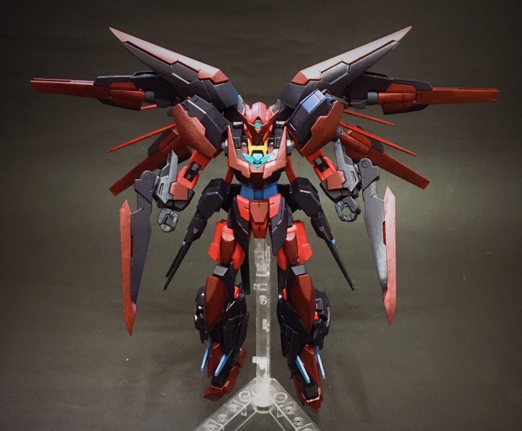 両腕には実剣を装備しており、前方に向けることで攻撃体制をとる。