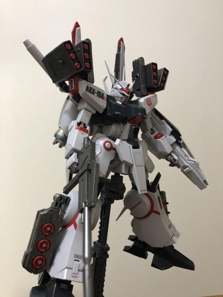 ビルダーパーツのファンネル、肩のミサイル腹部メガ粒子砲、ライフルのロングバレル化、配色の変更、シールドのマウント位置変更、バーニアの変更、肩のダクトの変更、背部ビームキャノンの追加が主な変更点です。
ホワイト以外は全て塗装してあります。