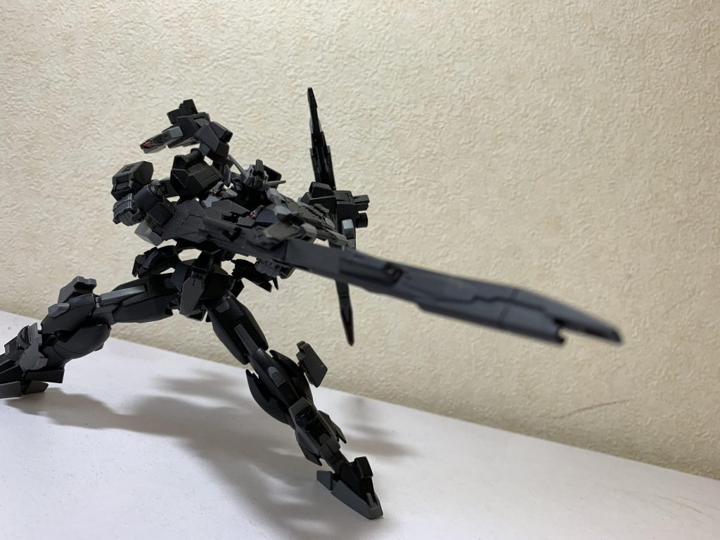 ･レールガンリベリオン用に用意された折り畳み式中遠距離用の射撃武器。専用の弾を電磁誘導により加速し、高速で発射する。ガンダムのバリアを貫通させる程、威力は高いが最大で5発までしか撃つことが出来ずその為、予備の弾倉をリベリオンの腰部に1つストックされてる。