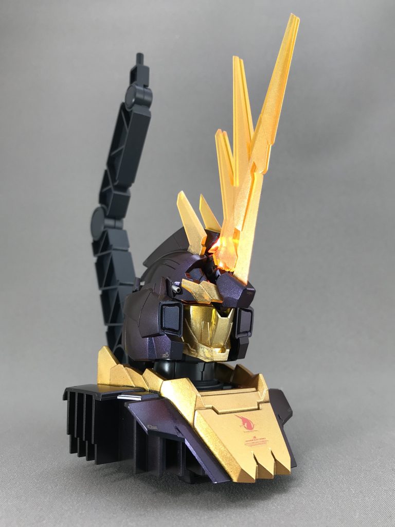 LED点灯。
頭頂部カメラはよく光ってますが、フェイス周辺は光が見えにくいですね。
本体内部は光を反射するようにラピーテープ貼ってます。