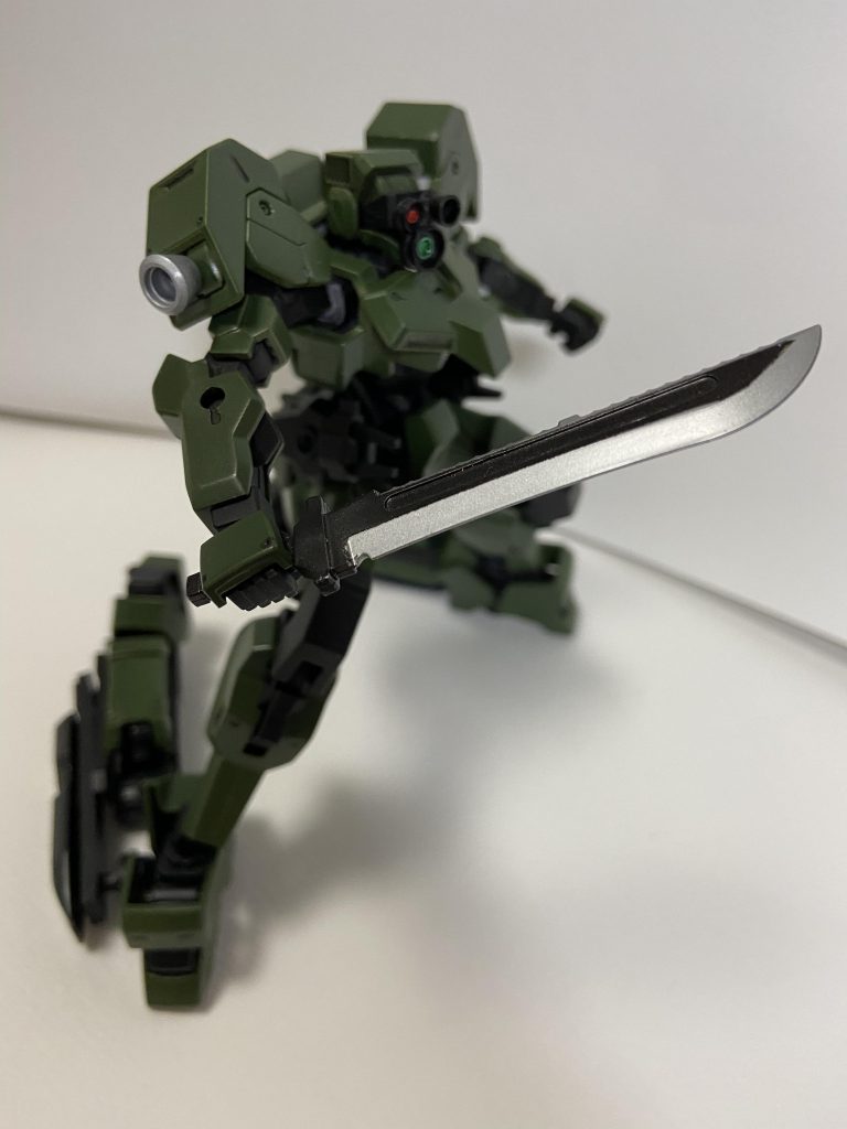 近接武器の一つ、マチェット
左腕に装備し、近接戦闘時に用いる